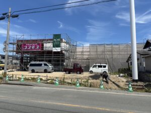 2026年8月10日撮影。本物件周辺で進むドラッグストア建設工事